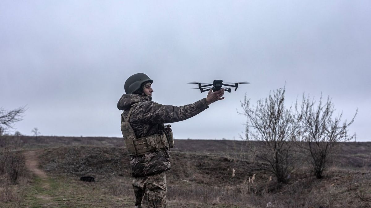 Wbrew temu, co przewidywali teoretycy działań militarnych zajmujących się bezpilotowymi aparatami latającymi, pole walki zostało zdominowane przez małe, tanie i masowo używane aparaty.