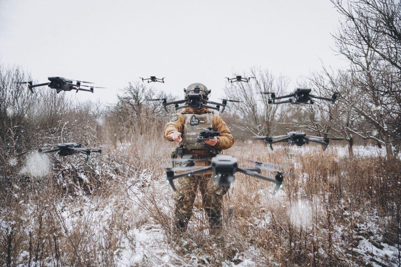 W ostatnim okresie zaczęto wykorzystywać technikę rojów dronowych, kiedy jednocześnie prowadzi się zmasowany atak wieloma aparatami, przy czym są one naprowadzane na indywidualne cele przez swoich operatorów. 