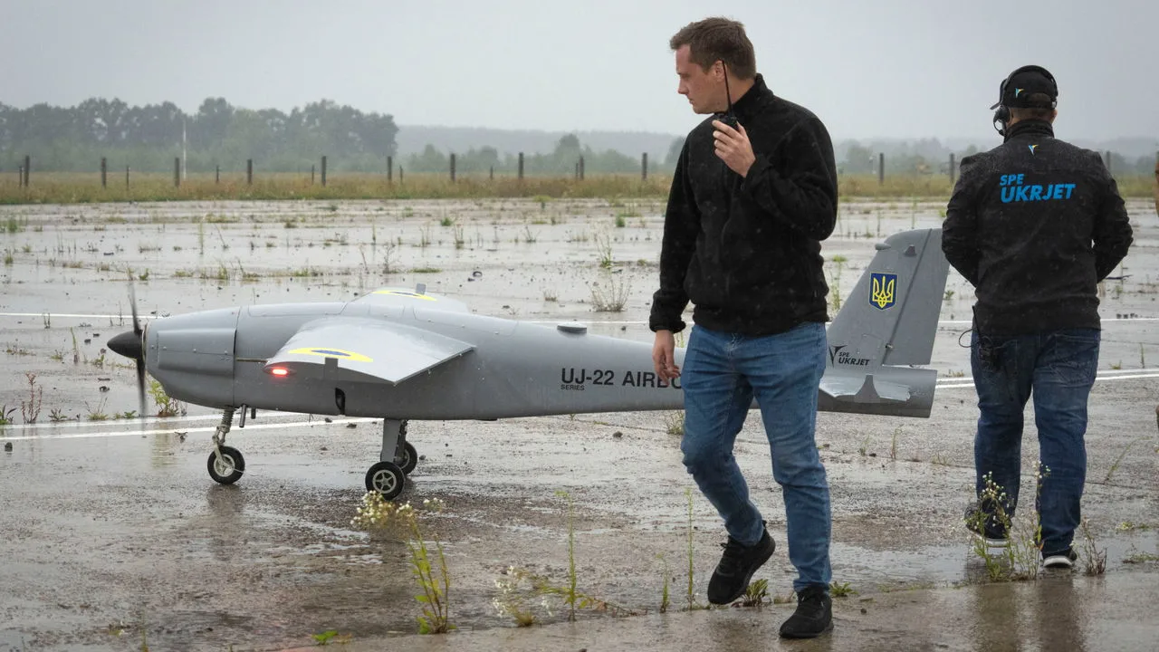 Dużą rolę odgrywają bezpilotowe aparaty latające dalekiego zasięgu do atakowania obiektów daleko w Rosji, tak jak ten UJ-22 Airborne