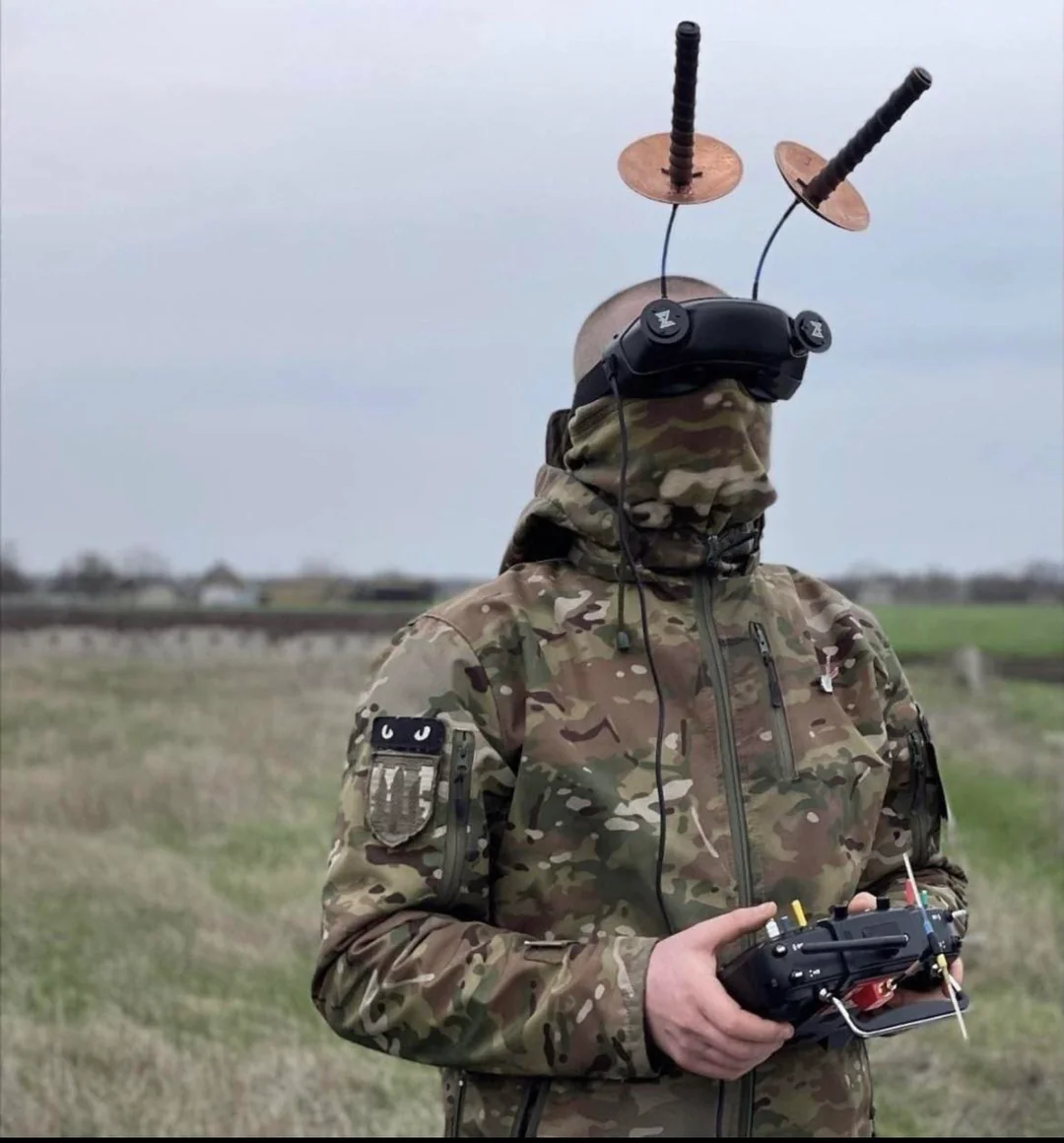 Podstawowym wykorzystywanym jest aparat jednorazowy, sterowany techniką FPV (First Person View), gdzie operator nosi specjalne okulary w których widzi obraz jakby bezpośrednio z drona. 