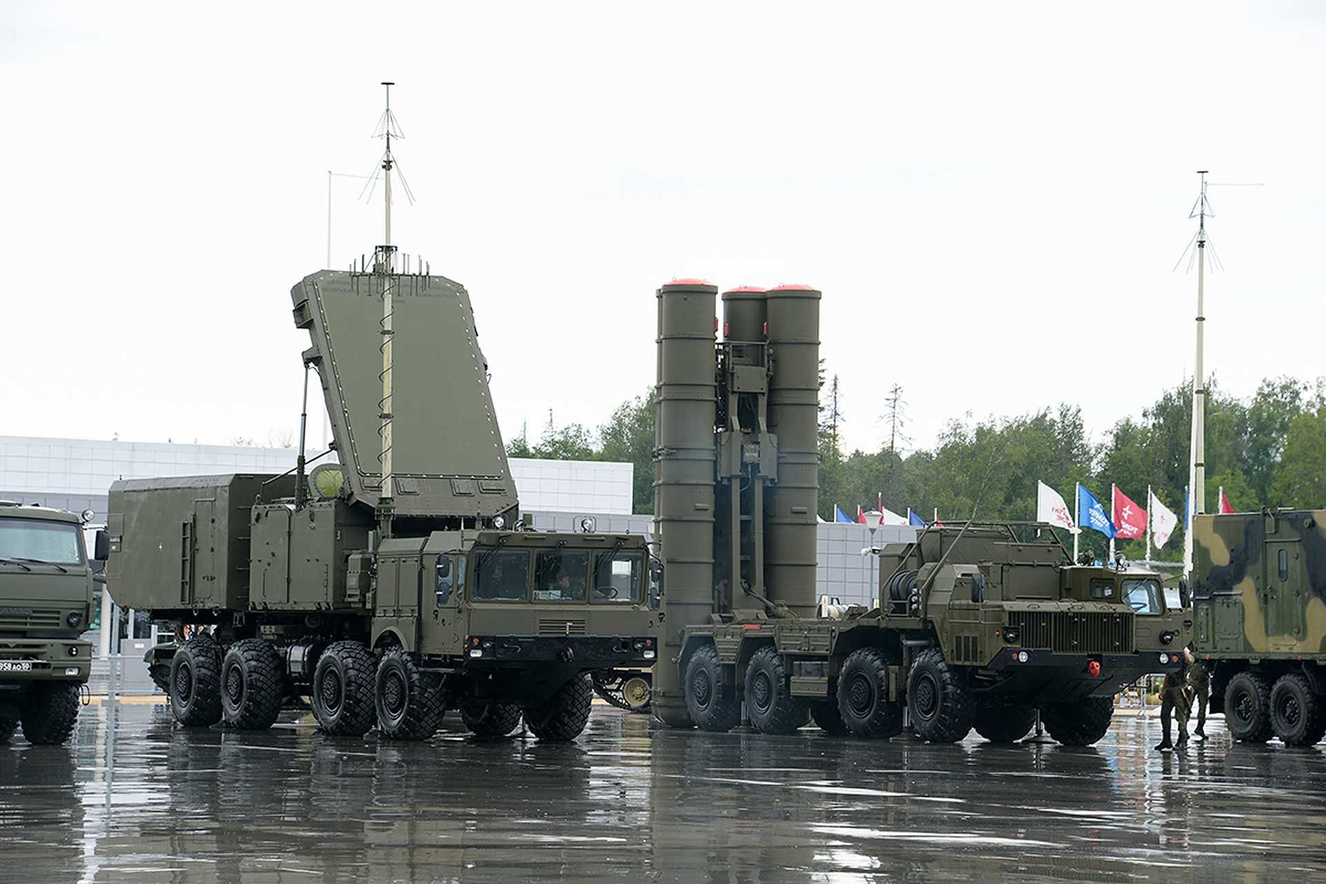 Przeciwlotniczy zestaw rakietowy S-400 Triumf, choć skąd inąd o niezłych możliwościach bojowych, średnio radził sobie ze śledzeniem i zwalczaniem powolnych dronów. 