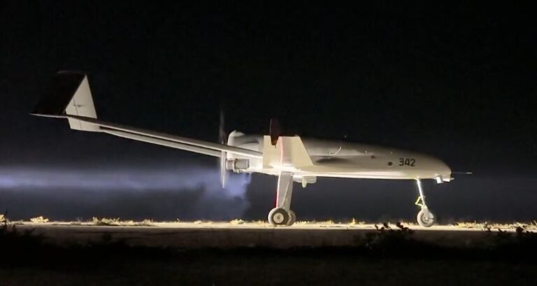 An-196 Liutij przygotowany do startu w nocy, za chwilę wyruszy w jedyną swoją podróż do rosyjskiego celu.