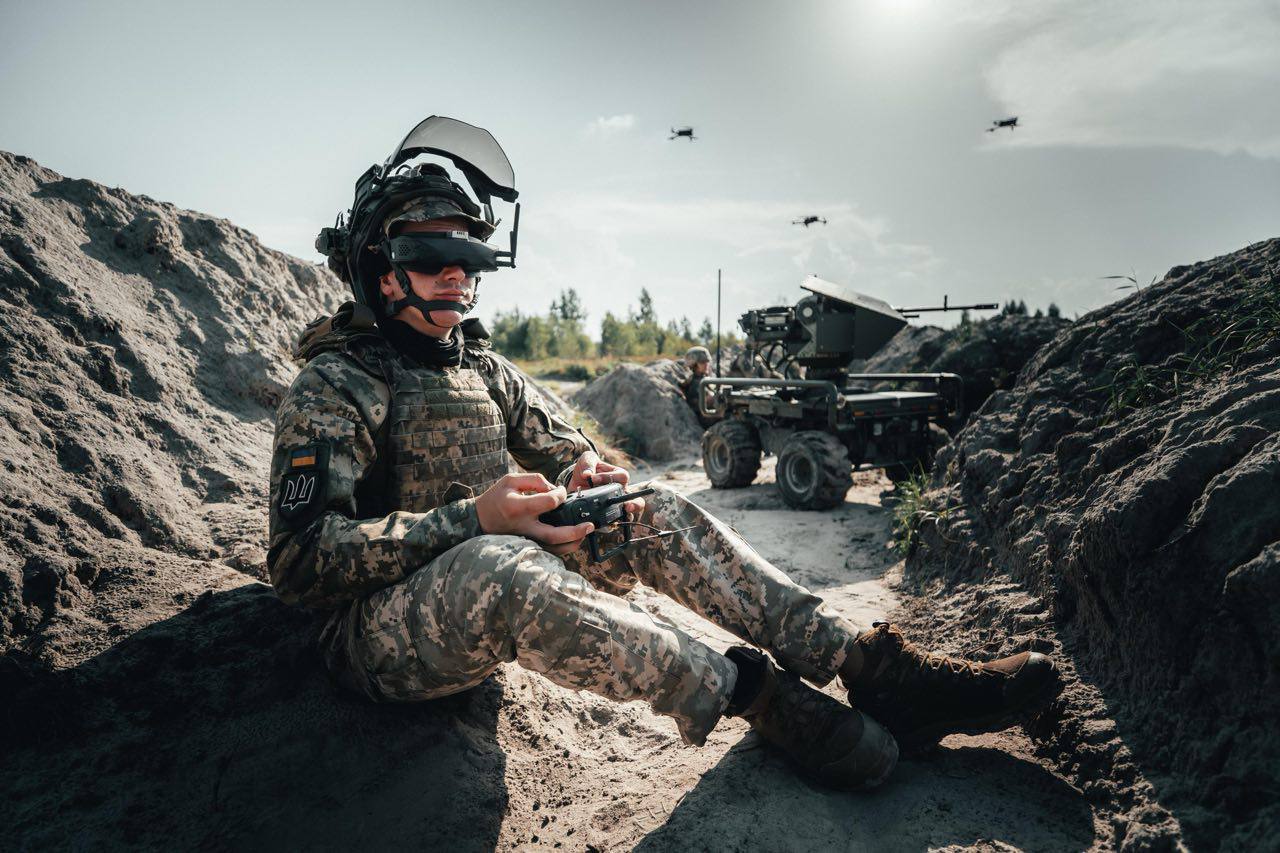 Operator drona klasy FPV – zdjęcie z ćwiczeń. 