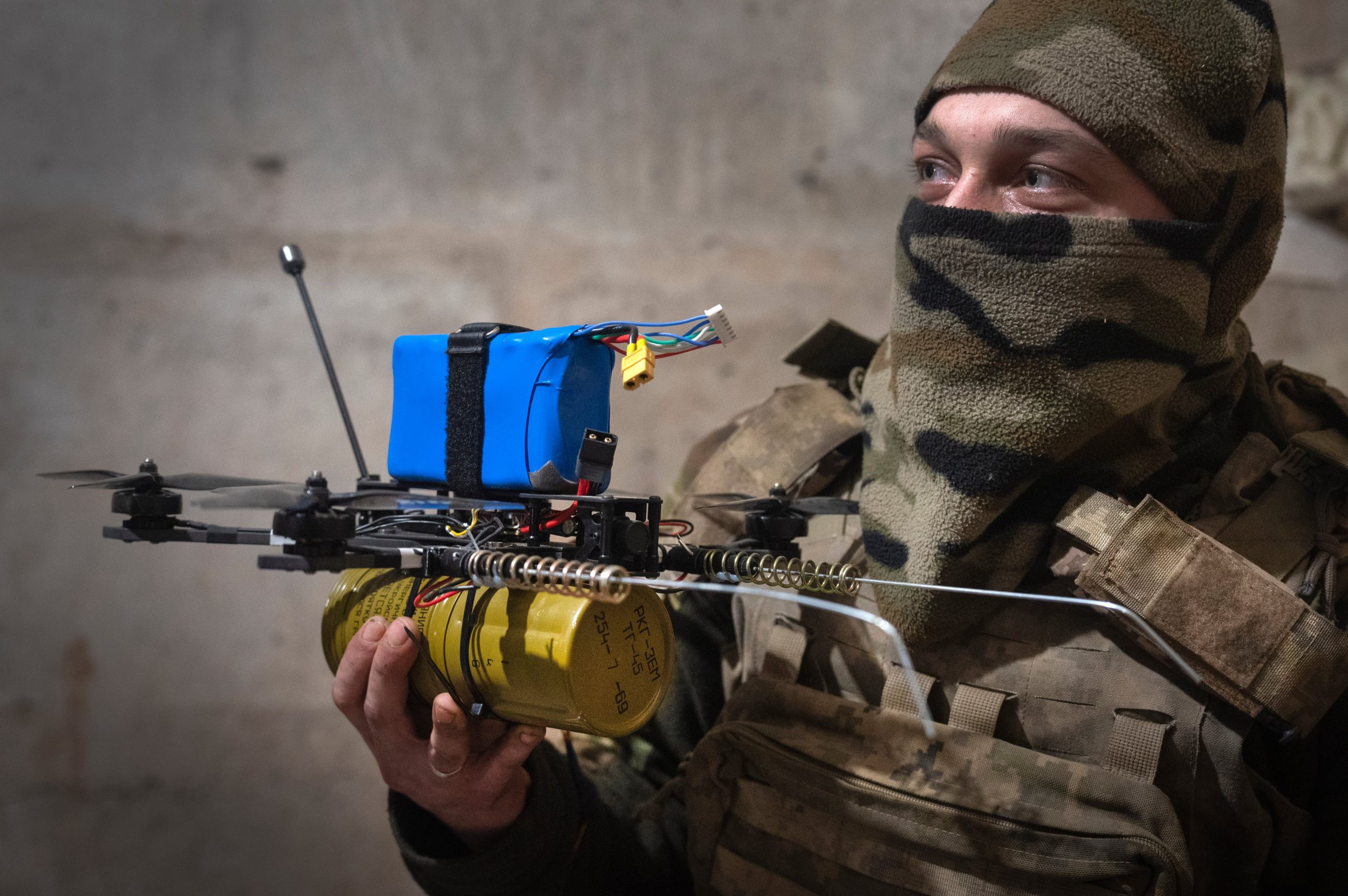 Prosty jednorazowy dron typu FPV czyli sterowany przez specjalne okulary „First Person View”, widoczne „wąsy” to czujniki zapalnika. 
