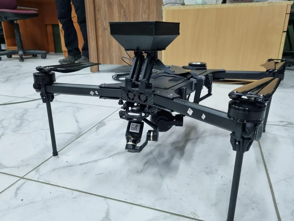 Dron bojowy Saker Hunter zrzucający ładunki na przeciwnika. 