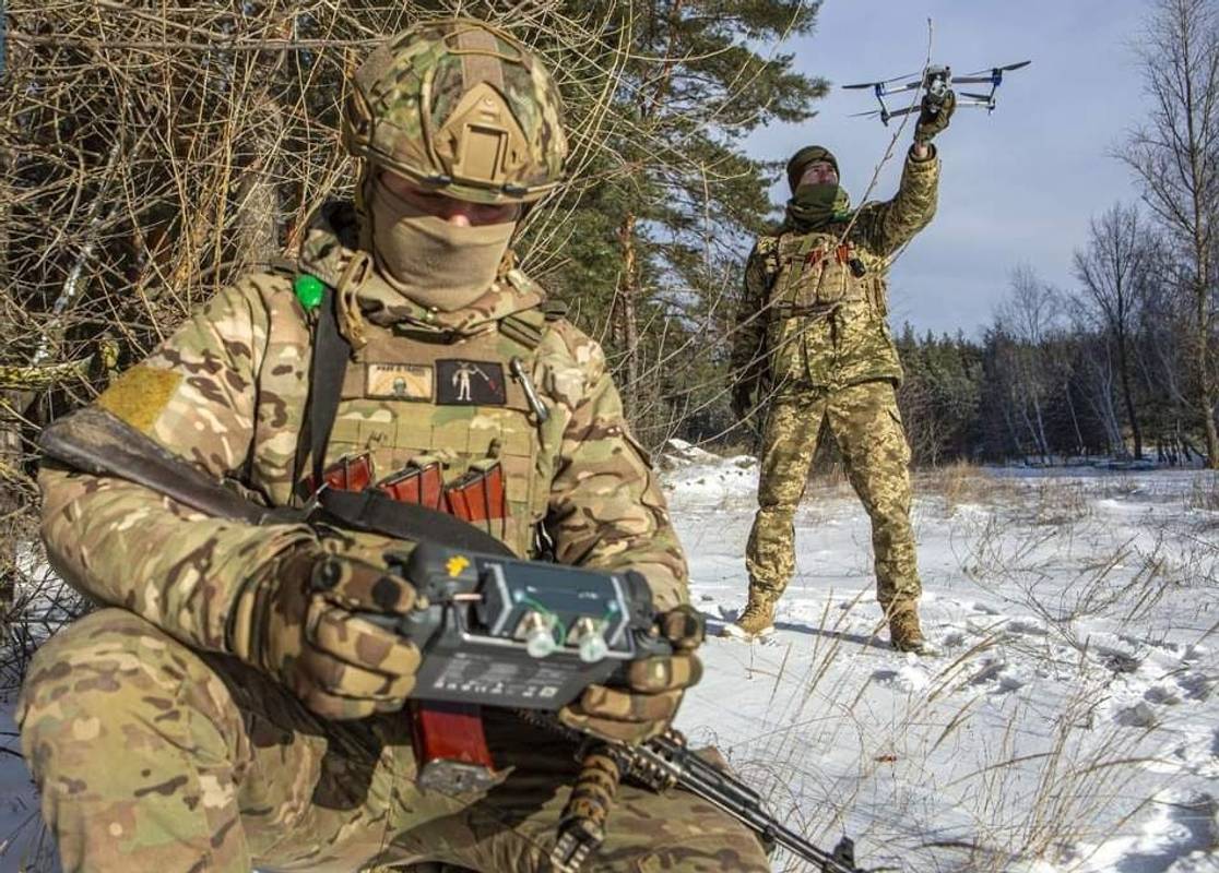 Zimowe ćwiczenia ukraińskich operatorów dronów w 190. Ośrodku Szkolenia Wojsk Systemów Bezpilotowych Ukrainy.
