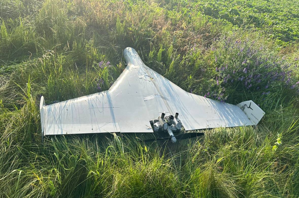 Jeden z mniejszych dronów pułapek, przypuszczalnie produkcji chińskiej. Takie lub podobne aparaty mogły być użyte w ostatnich prowokacjach w Danii czy w Oslo, mogły startować ze statków rosyjskiej „floty cieni”. 