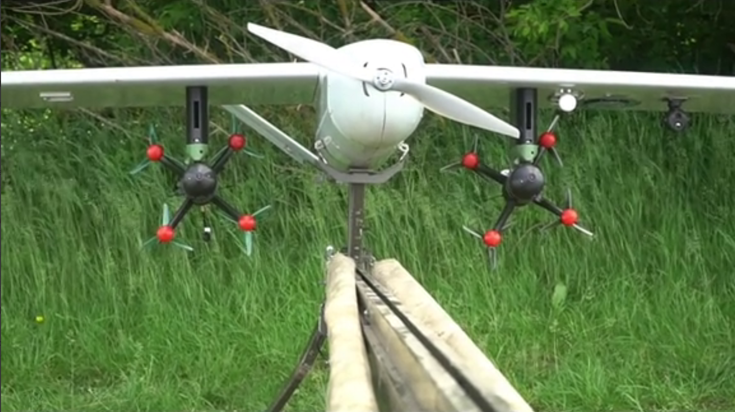 Bezpilotowiec „myśliwski” firmy Justifier Drones z dwoma podwieszonymi aparatami przechwytującymi.  Obrazek