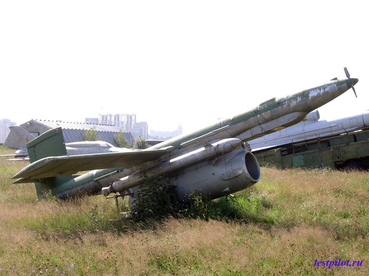 Bezpilotowy aparat latający rozpoznania taktycznego Ła-17R zachowany do celów muzealnych. 