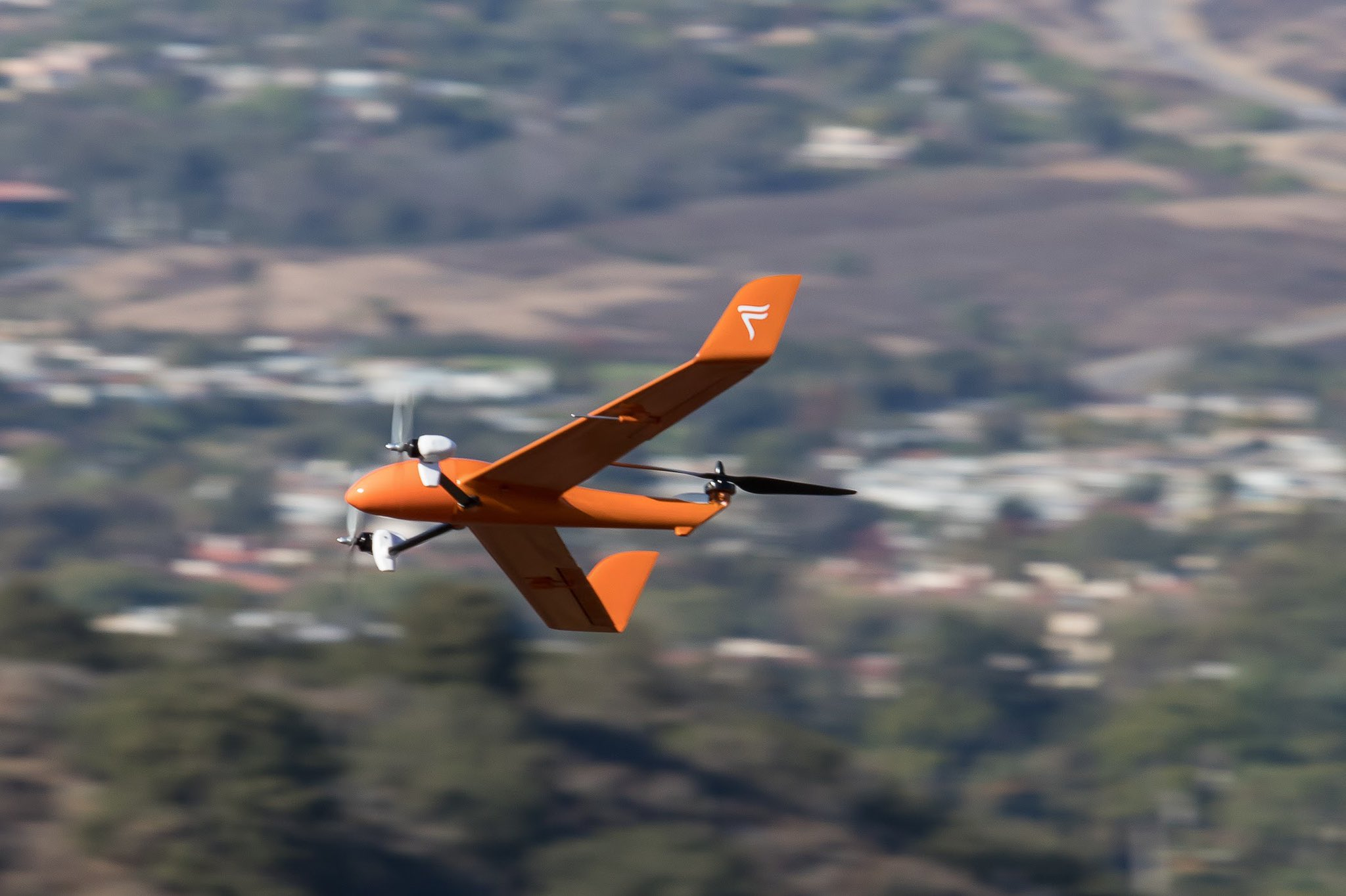 Aparat w czasie lotu samolotowego. Widać na zdjęciu, że śmigło ogonowe ma większą średnicę niż dwa napędowe. 