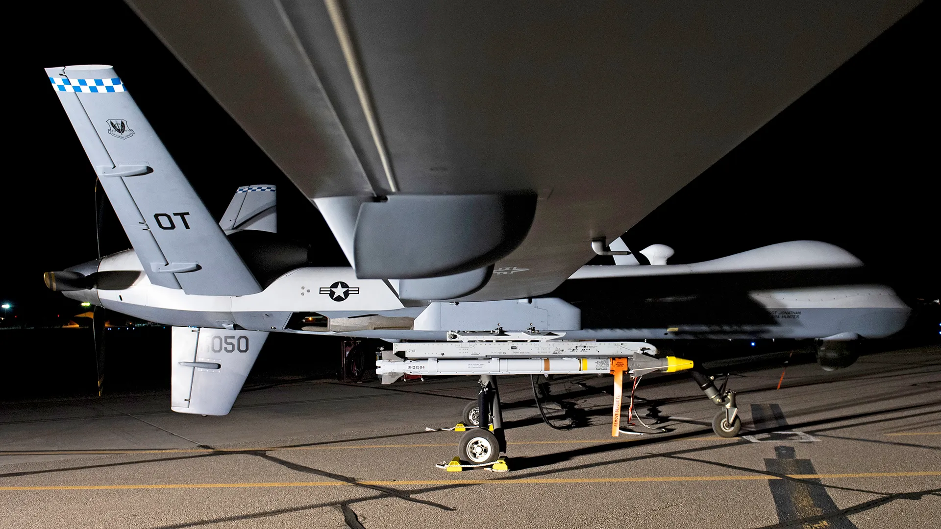 Aparat bezpilotowy MQ-9 Reaper z podwieszonym pociskiem kierowanym na podczerwień klasy „powietrze-powietrze” AIM-9X Sidewinder