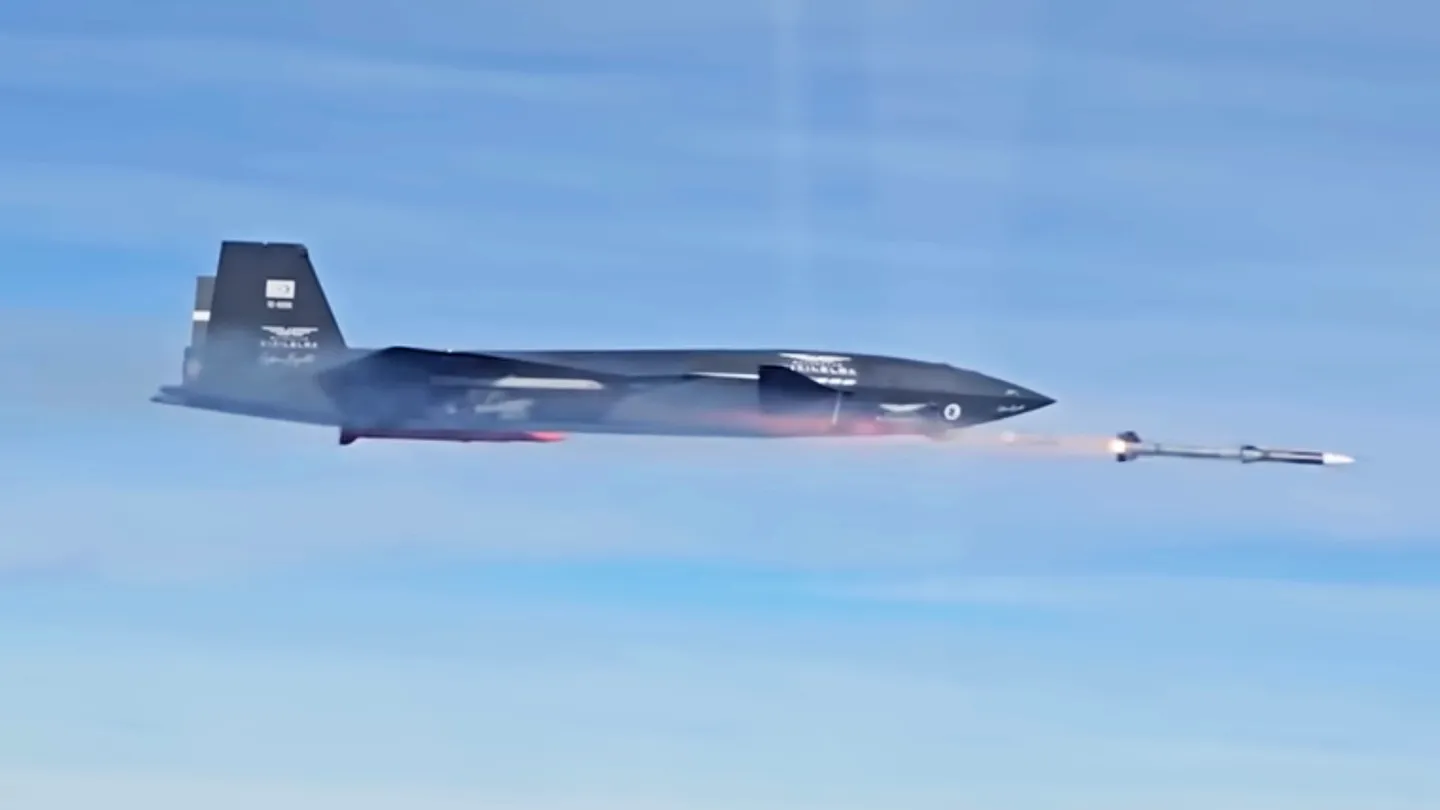 Odpalenie pocisku Gökdoğan z aparatu bezpilotowego Bayraktar Kızılelma w czasie historycznego testu 28 listopada 2025 r.