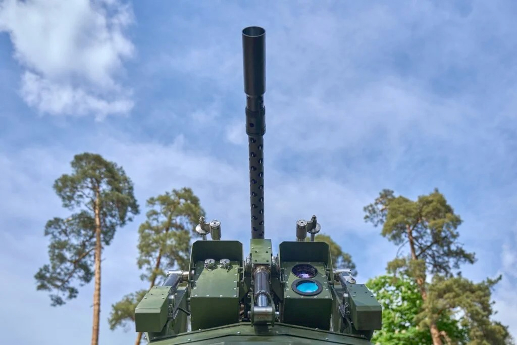 Wieżyczka systemu SkySentinel, który ma być używany do walki z tanimi dronami. Do obrony miasta, w zależności od jego wielkości, potrzeba od 10 do 30 takich systemów, w przypadku bardzo dużych miast nawet do 50