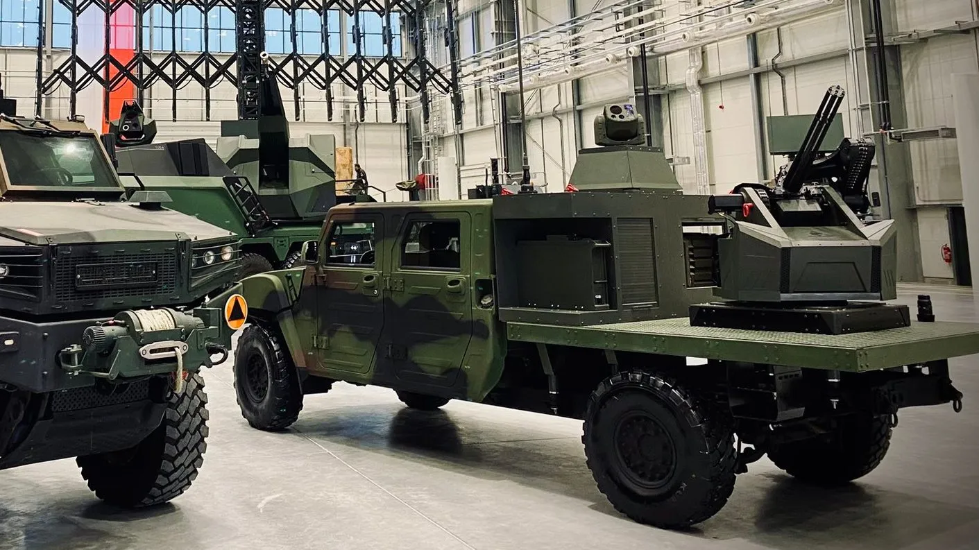 Wielkokalibrowy karabin maszynowy WLKM znany jako „potwór z Tarnowa” na podwoziu pojazdu typu Legwan. 