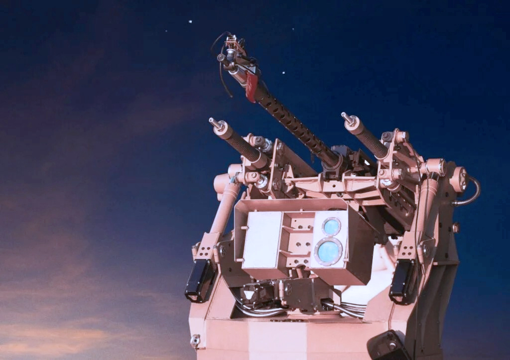 Wieżyczka systemu SkySentinel, który ma być używany do walki z tanimi dronami. Do obrony miasta, w zależności od jego wielkości, potrzeba od 10 do 30 takich systemów, w przypadku bardzo dużych miast nawet do 50