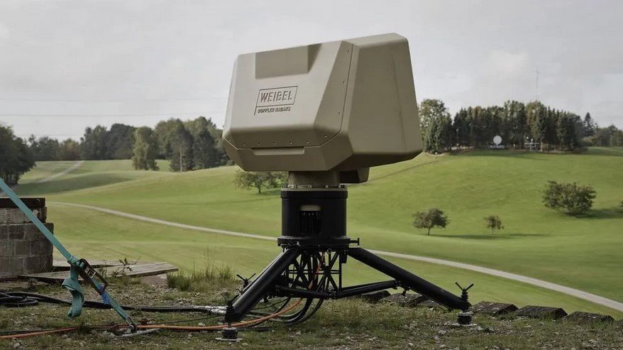 Radar Xenta-M firmy Weibel Scientific. Radar wykrywa małe drony (klasa mikro/mini, np. DJI Mavic) ok. 5–10 km, większe drony taktyczne do 20–30 km, a cele o większym przekroju (samoloty, śmigłowce) do 50–60 km.
Fot. Weibel Scientific
