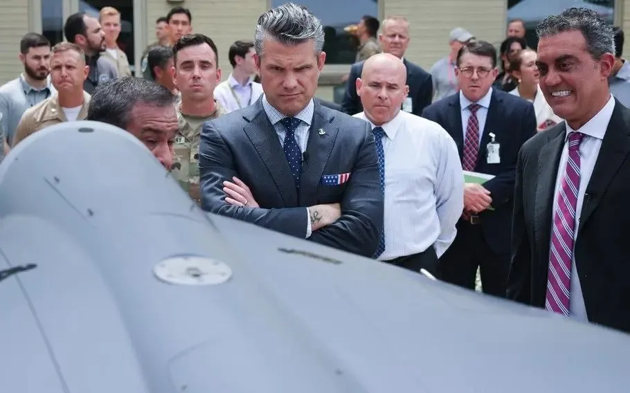 Sekretarz Wojny Pete Hegseth ogląda amerykańską kopię irańskiego dronu Shahed produkowaną w Arizonie pod nazwą LUCAS. 
