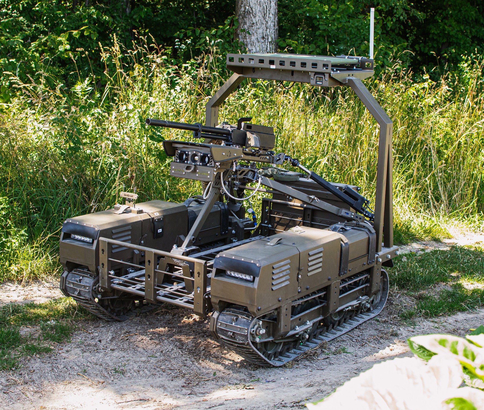 Najpopularniejszy robot bojowy wojsk ukraińskich Devdroid Droid, uzbrojenie w postaci karabinu maszynowego kal. 7,62 mm lub 12,7 mm, w zależności od wersji. 