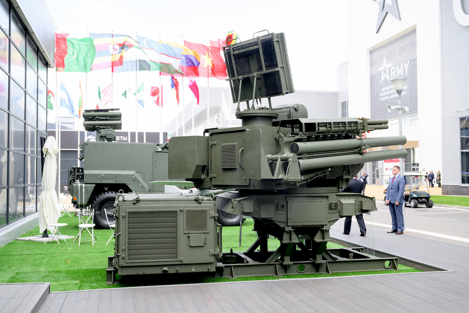 Prototyp systemu Pancyr-SMD, widoczny u góry pakiet z rakietami TKB-1055. 