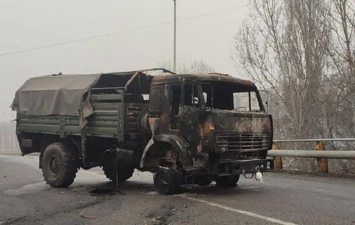 Zniszczona rosyjska ciężarówka typu Kamaz na szlakach zaopatrzenia, robota ukraińskich dronów średniego zasięgu. 