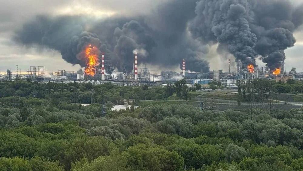 Płonąca rafineria moskiewska w dzielnicy Kapotnia, 18 czerwca 2026 r.