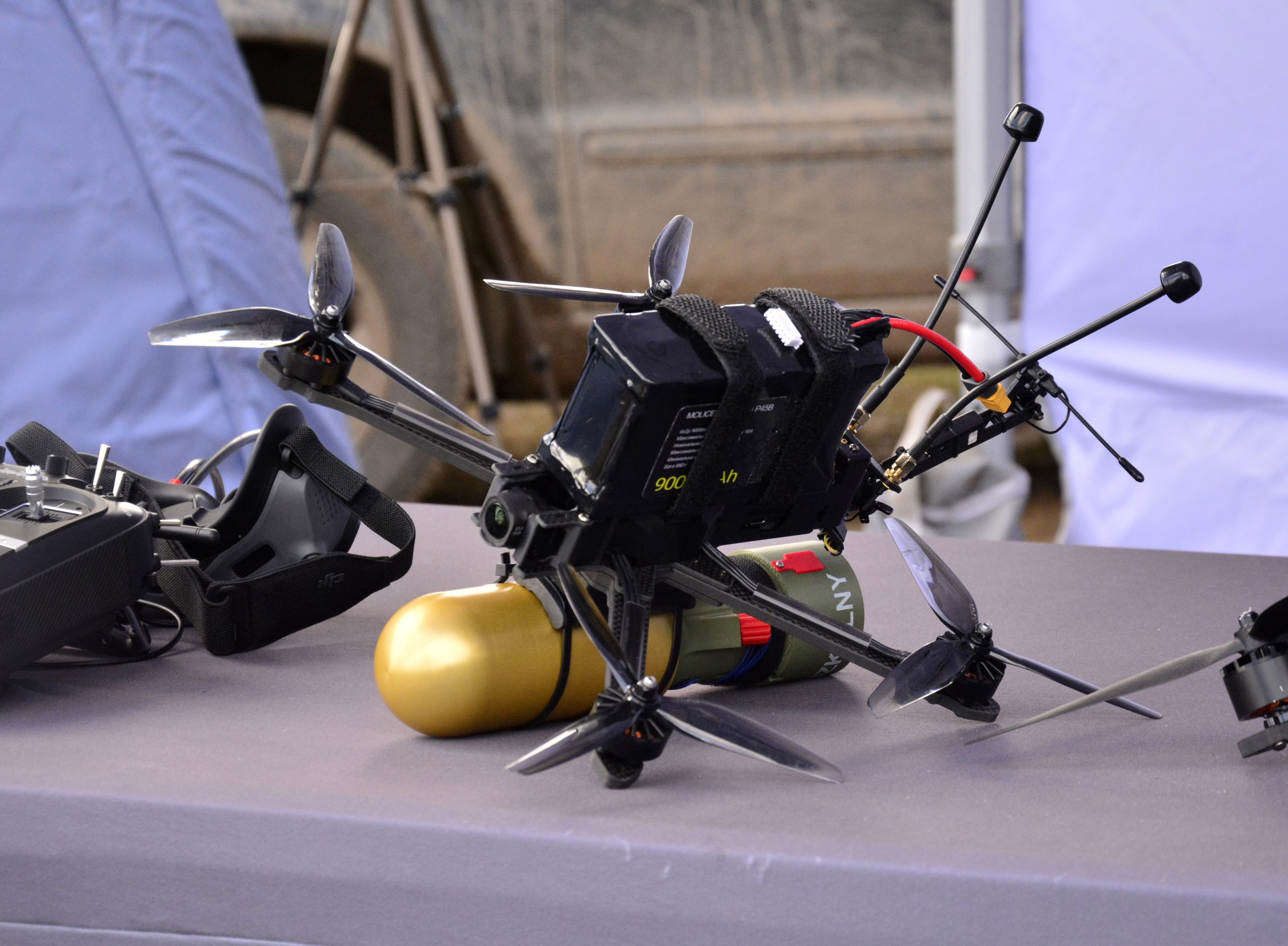 Jeden z dronów klasy FPV opracowanych przez Wojskowy Instytut Techniki i Uzbrojenia z Zielonki pod Warszawą, właśnie takie drony dominują nad polem walki w Ukrainie. Fot. Michał Fiszer
